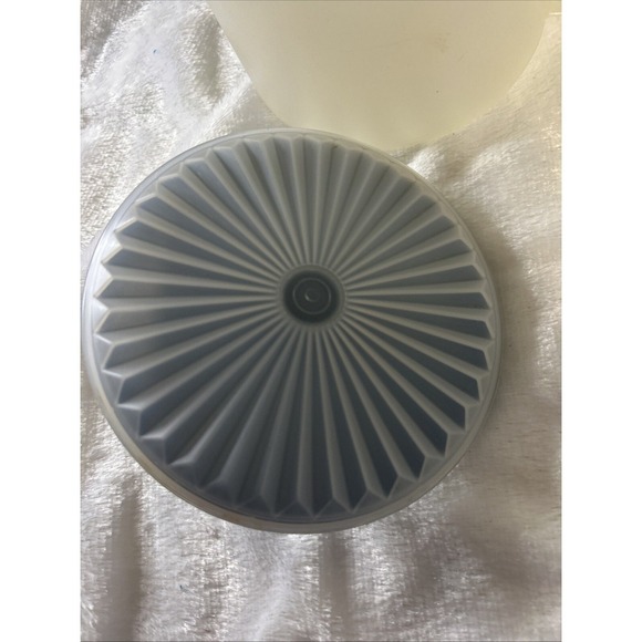 Vintage Tupperware #1575 Sheer 1.5 Qt Beverage Pitcher w/ Blue Push Button‎ Seal - Picture 3 of 7